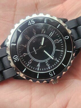 Fashion Wristwatch Quartz Analog Black Rubber Strap Black Face Wrist Watch